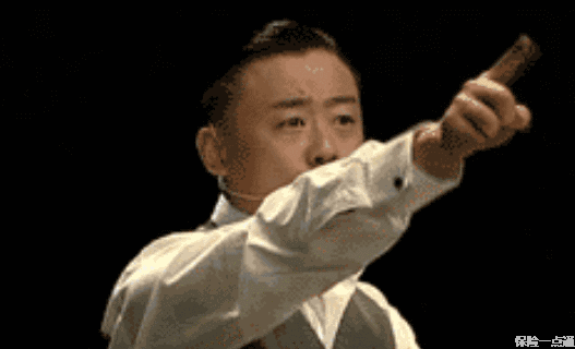 周立波微博双手拄拐表情痛苦在健康面前我们都是穷人