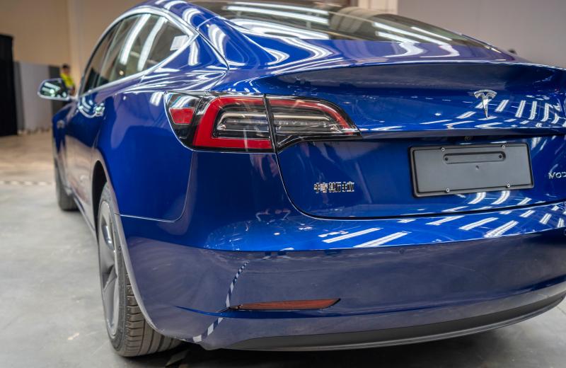 model 3标准续航升级版(中国制造)车型尾部的"特斯拉"标识已变中文.