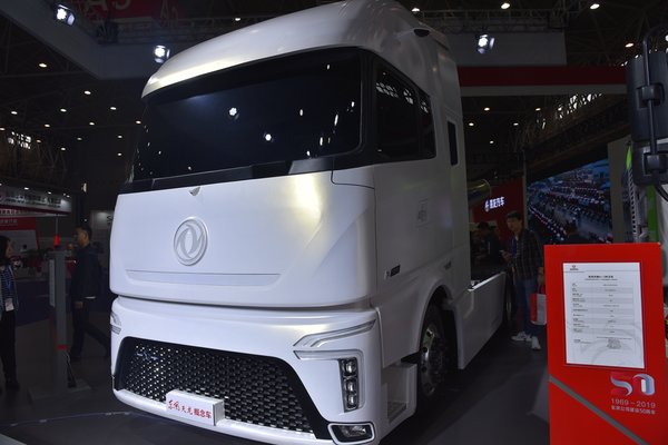 庆祝这一历史时刻,东风商用车推出一款未来感十足的东风天龙概念车