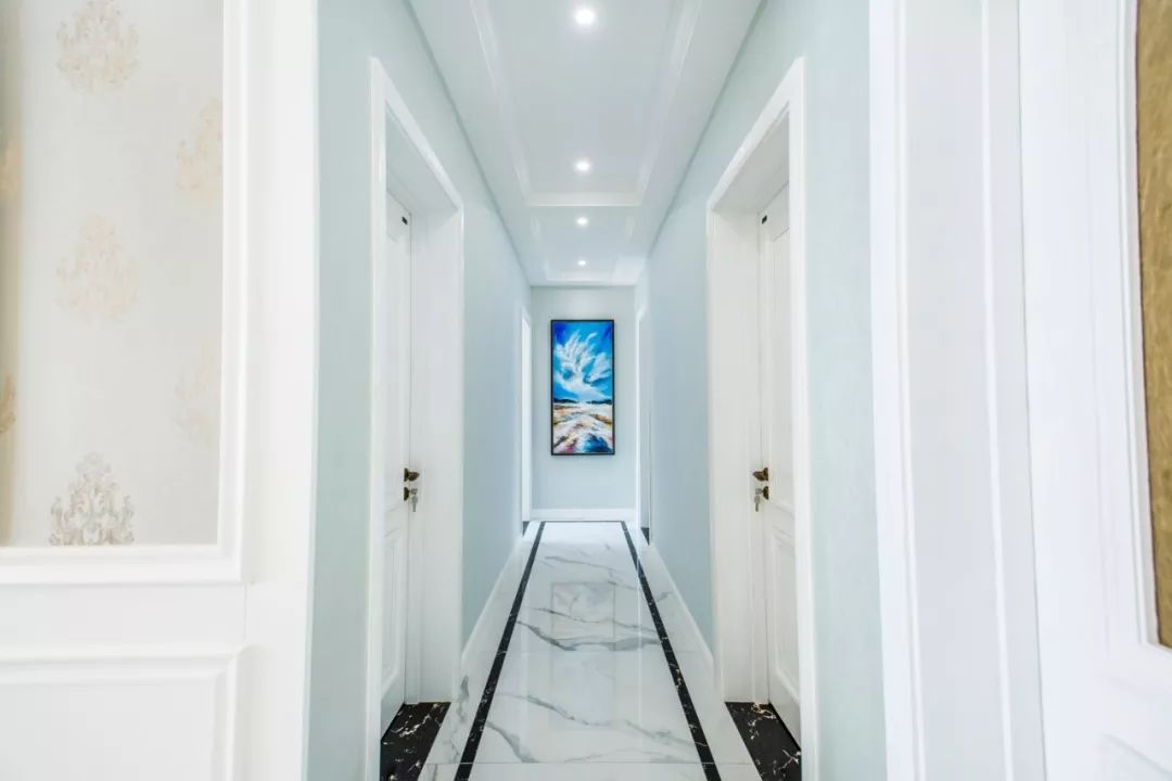 走廊铺地砖加圈波打线小空间也有层次感