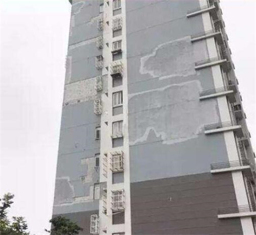 五,通病内容:外墙飘线处渗水.