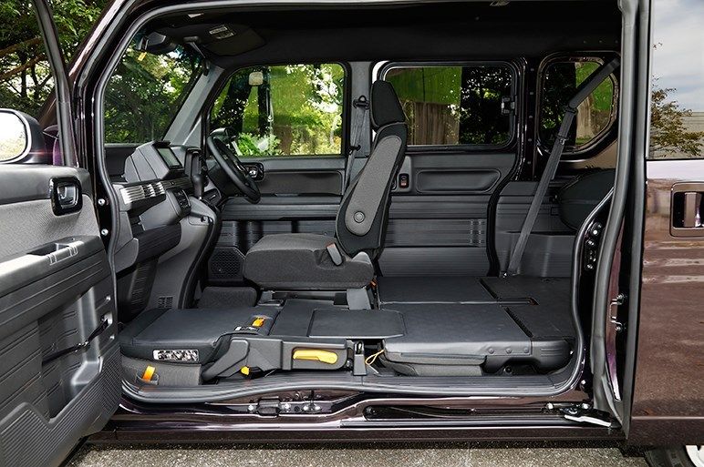 不服不行,本田n-van这辆小车可以说把内部空间玩到极致了