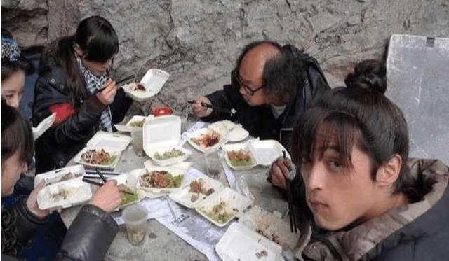 我的偶像哥哥张国荣,已经早在十几年前就这样了,不然这人品是靠嘴说的