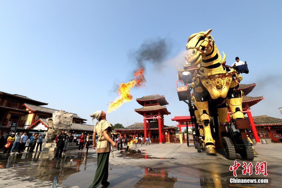 民间艺人表演吐火绝技,一匹"中华巨马"鼻喷水雾将火焰熄灭,吸引大批