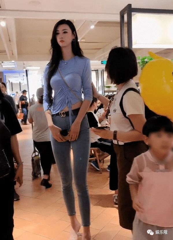 抖音一米九的"最美女主播"商场吸睛,斜挎包包,效果惊艳__凤凰网