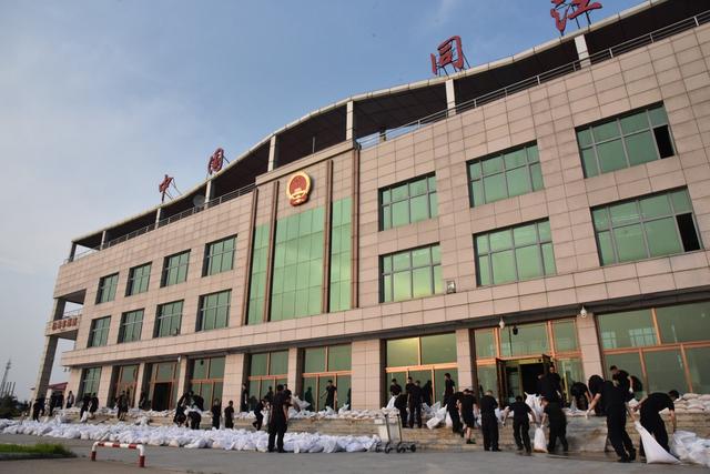 同江边检机关出动警力做好口岸防汛抗洪工作