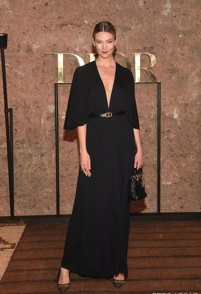 才貌双全的时尚超模小kk简单经典单品穿出时髦感