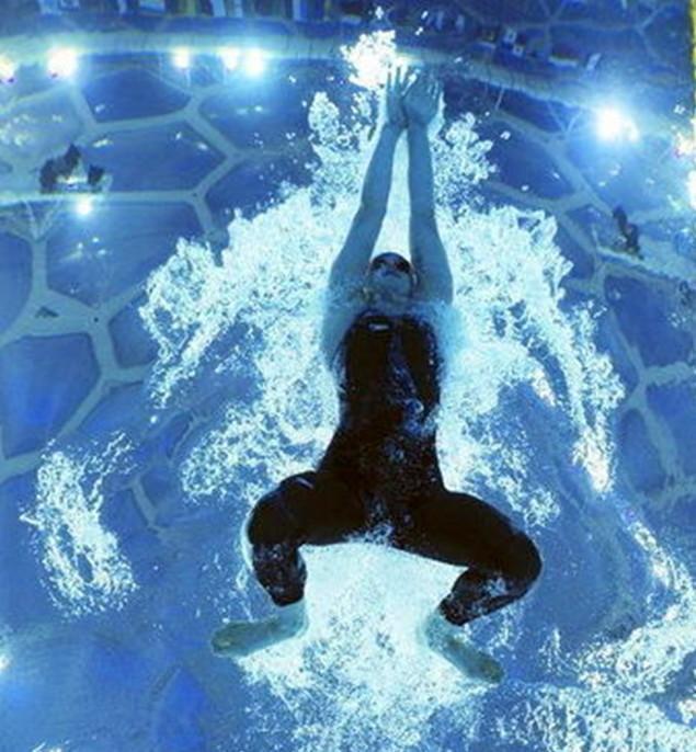 掌握了这个环节,你就能找对蛙泳的发力点__凤凰网