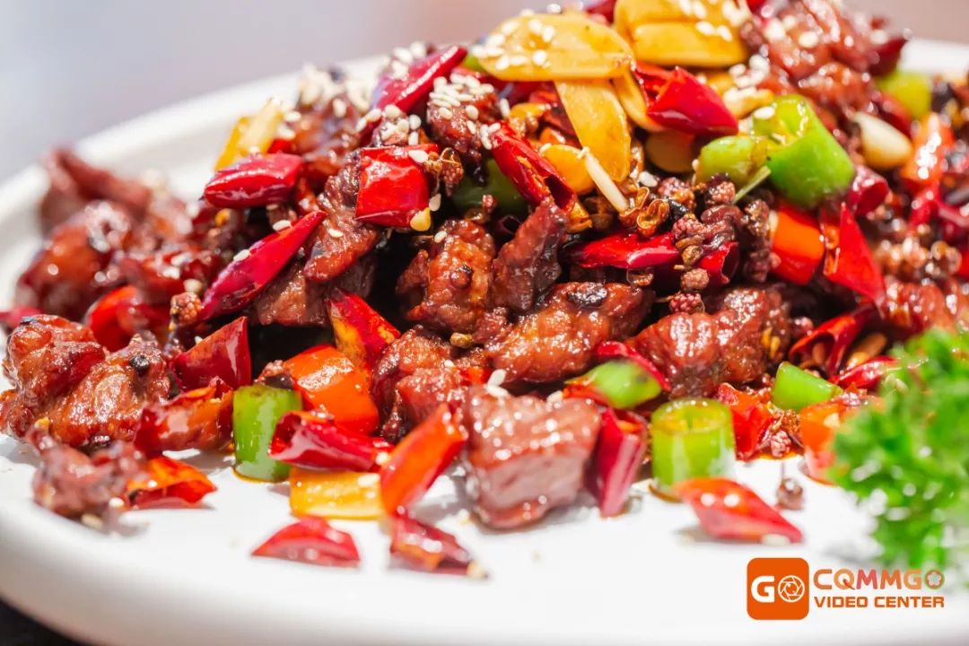 扎实大颗的牛肉被 新疆特有的安集海辣皮子包围着, 牛肉肉质十分柔嫩