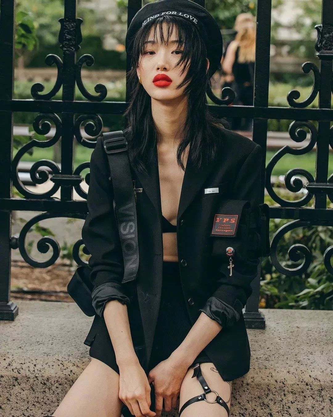 结婚也穿黑色高冷超模崔素拉真是一路酷到底了