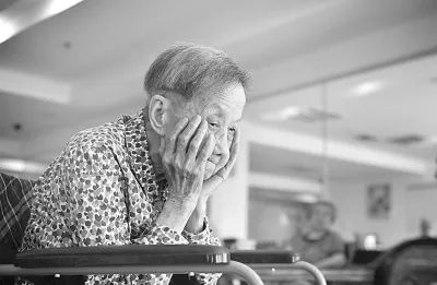 一批90后住进养老院,"酒店标间"月租300,条件只是陪陪这批孤独的老人