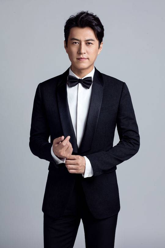 做演员,靳东塑造了不少经典的精英形象,横跨古今,涵盖各业.