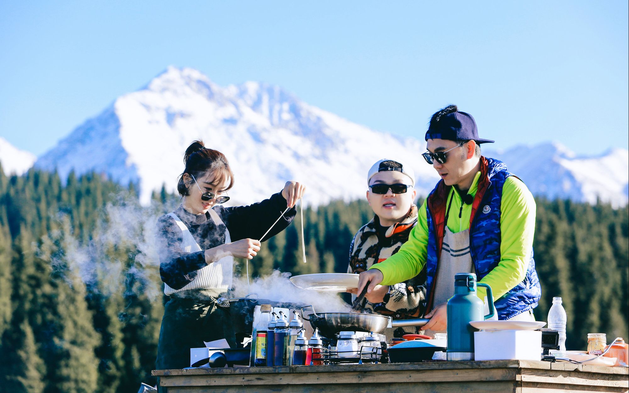 《野生厨房2》用"野系"操作开辟美食慢综艺新路子
