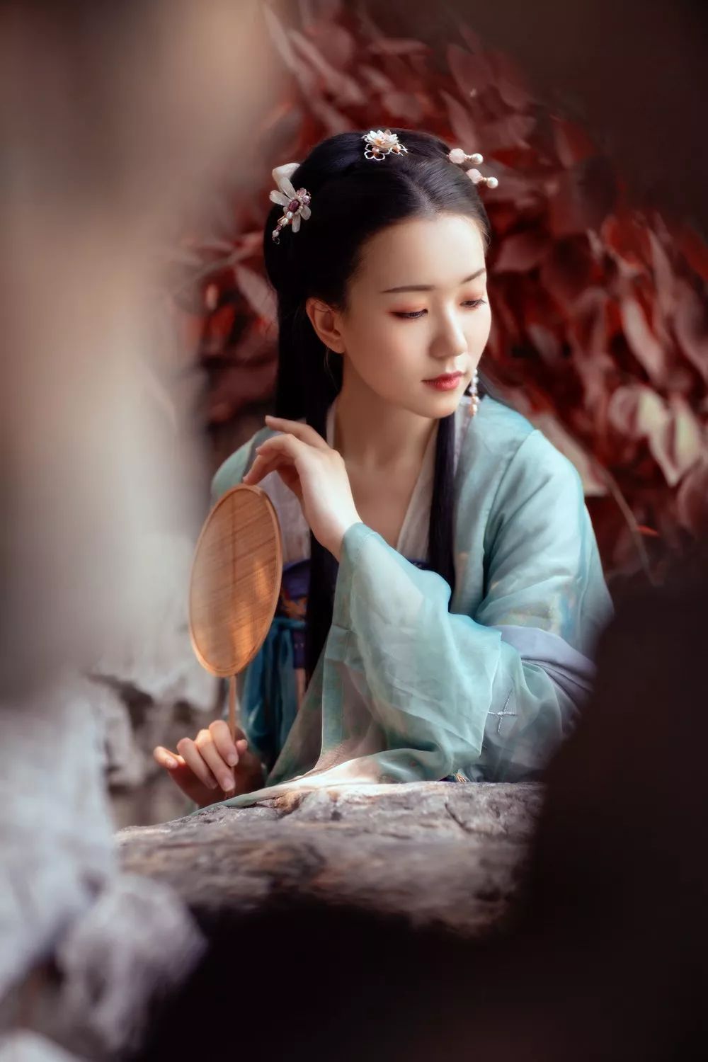 除了人像创作当中,在婚礼拍摄当中,我也很喜欢直接透过门缝拍摄,往往