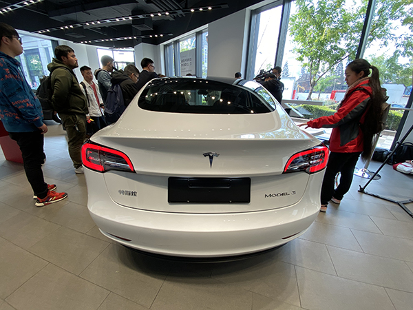 首批国产特斯拉model 3到店展示,最快明年1月交付