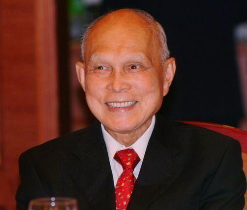 董建华自然不用说,他的父亲是华人四大船王之一,他自己则是香港的第一