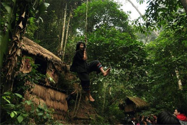 金三角原始部落婚后男人一生都住树上女人有需要就用竹竿去捅