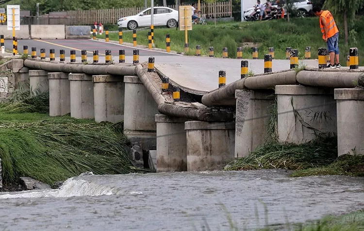 【热点怀柔】怀柔中高路西树行桥桥面下沉 有坍塌风险