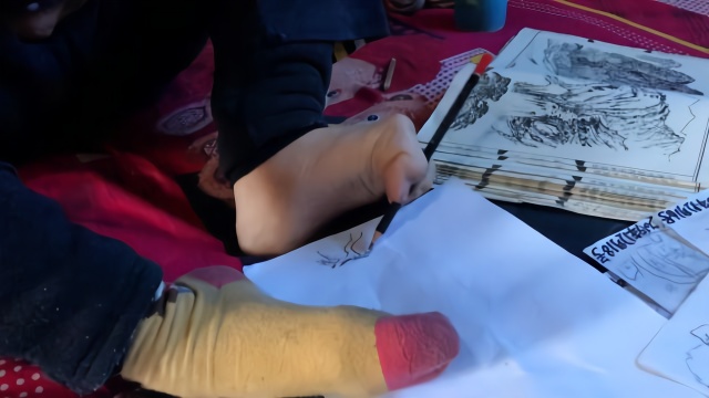 脑瘫儿被老夫妻收养,学会用脚画画