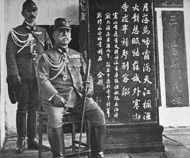 根据《明治宪法》的规定,日本海陆军的总司令就是天皇本人.