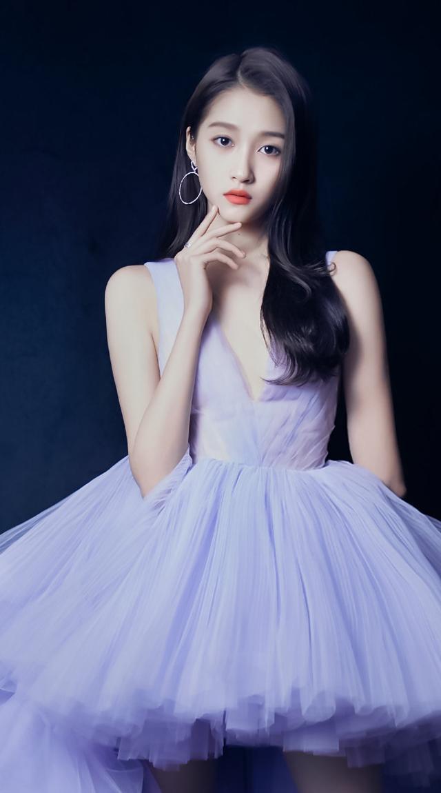 关晓彤淡紫色纱裙惊艳登台,颜值在线仙气足,气质不输两位女星