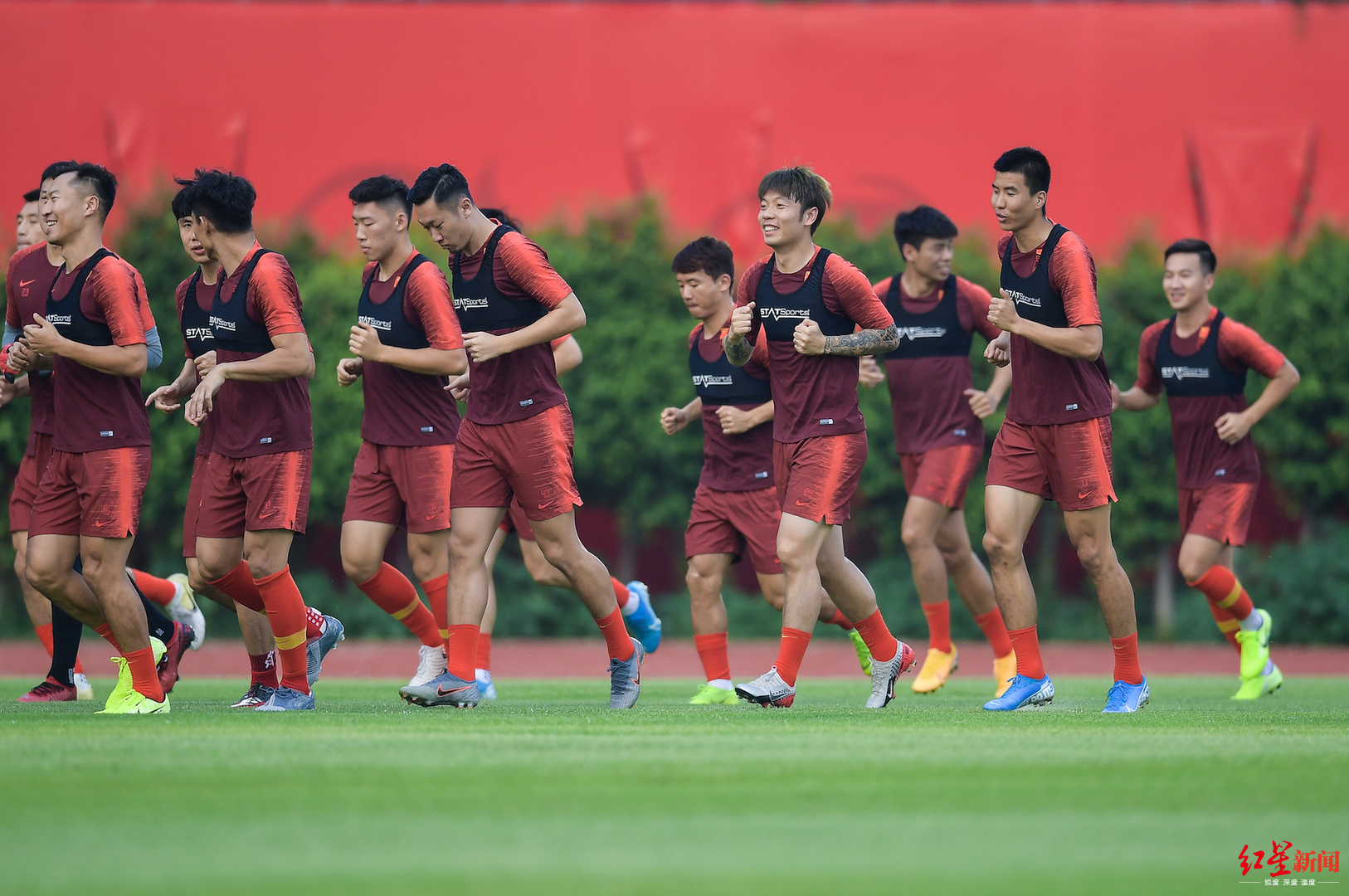 国足重新集结迎坏消息:对手头号门神回归,还在不停归化强援