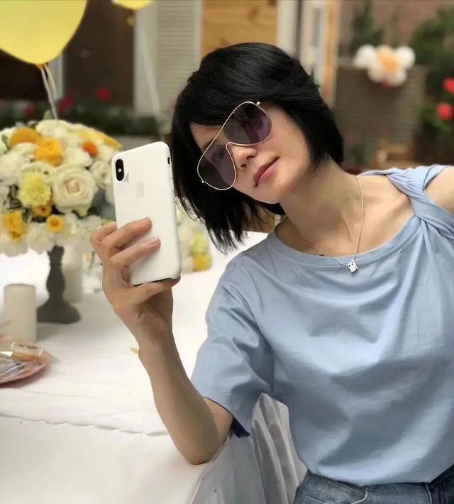 李亚鹏女友能不能摘了墨镜再营销高配王菲不要硬炒作了好嘛