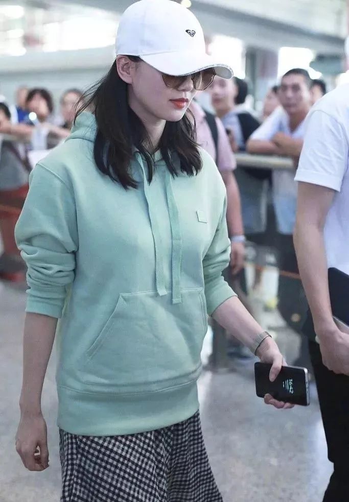 彩虹屁刘诗诗产后首次现身机场生图竟被diss发福脸圆