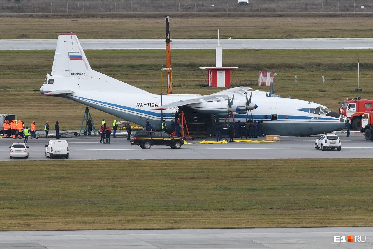 俄军一架安12运输机起落架故障用机腹迫降