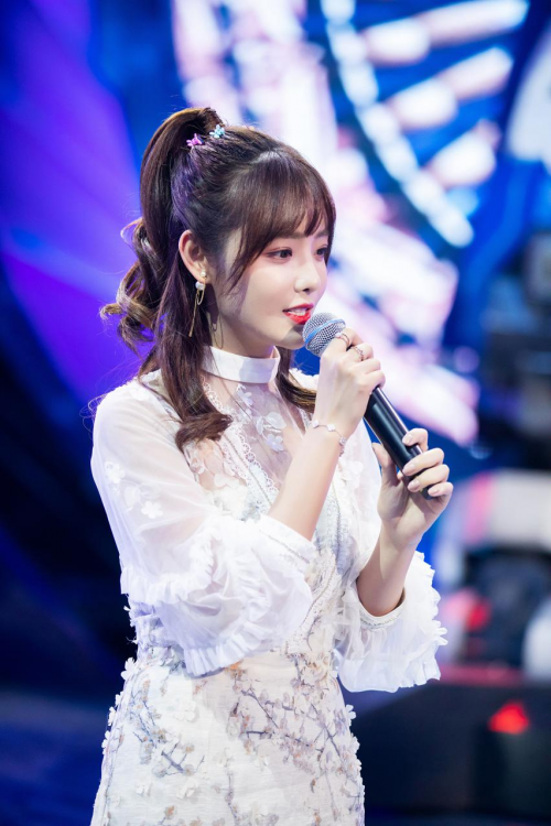 当兔子牙(朱容君)在《快乐大本营》和谢娜同台演唱时