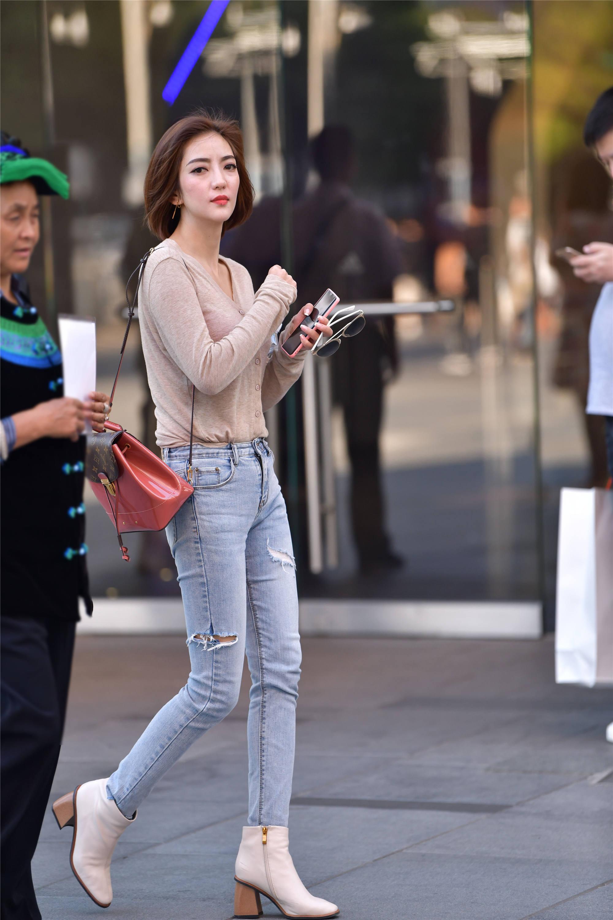 修身牛仔裤,在这个秋天依旧流行,还搭配出不同样式__凤凰网