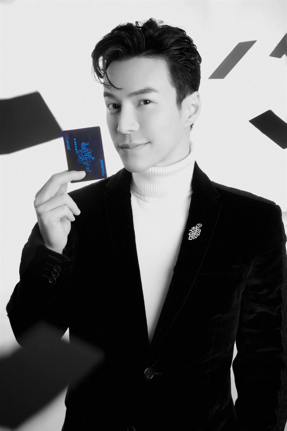 王冠逸质感西装亮相 简约儒雅诠释独特魅力