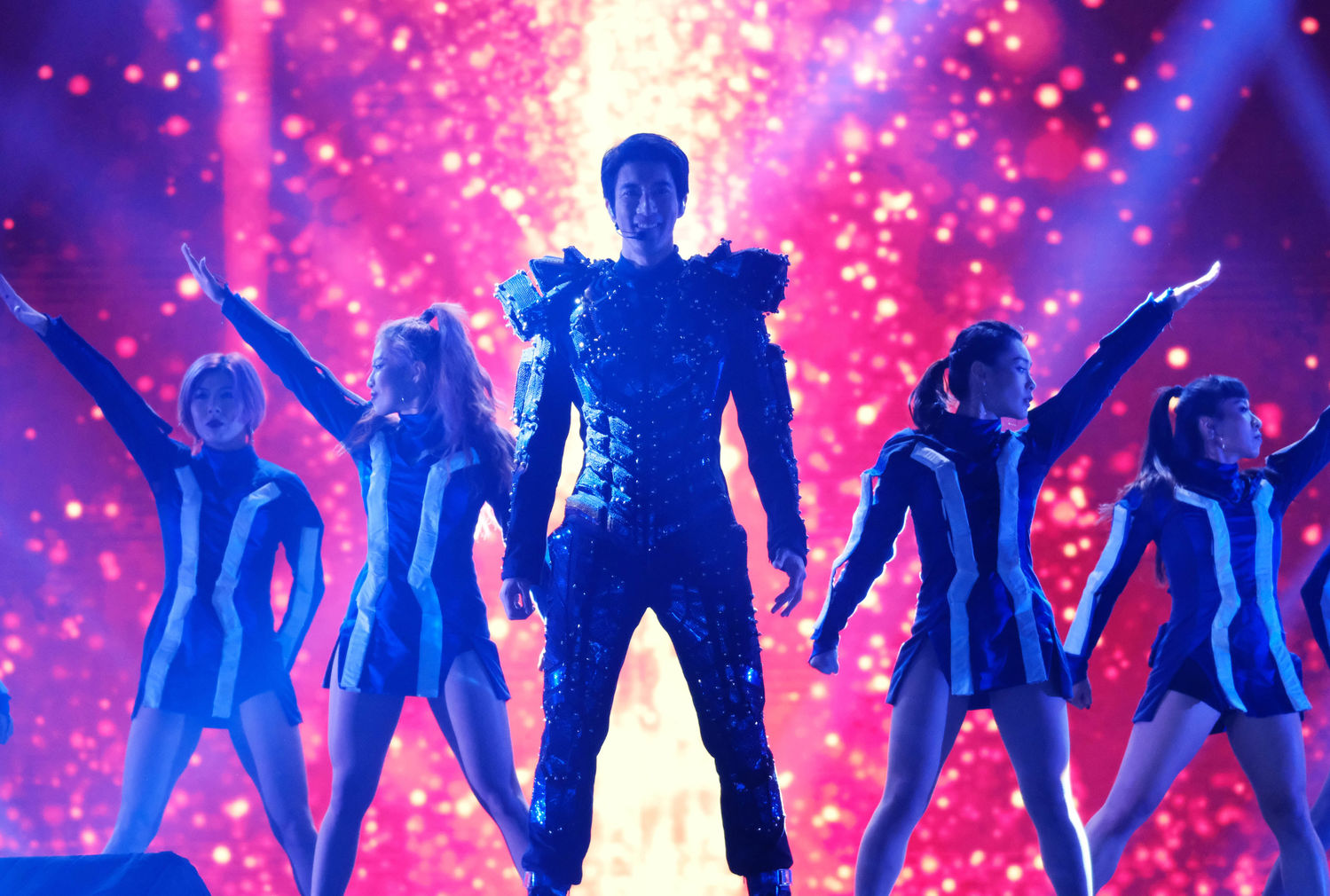 王力宏军运会开幕式压轴出场,超稳live献唱《和平的薪火》