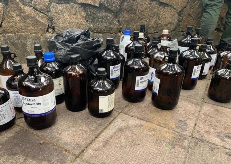 香港警方于荃湾山坡检获浓硫酸等危化品59支!