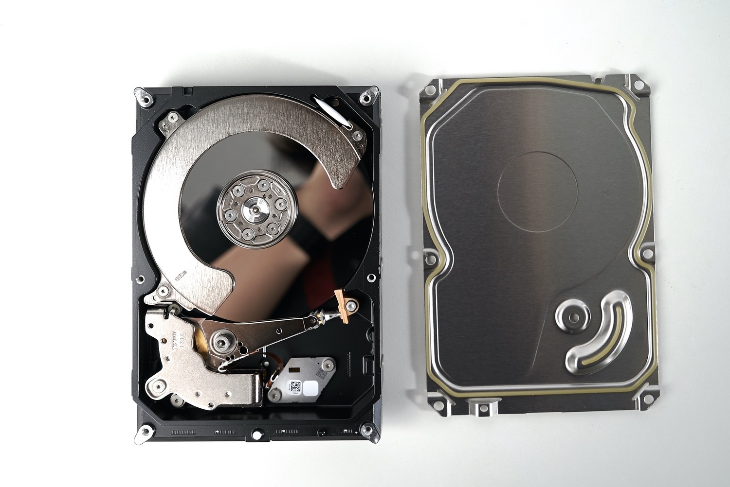 机械硬盘完全拆解:一项古董技术何以服务人类46年