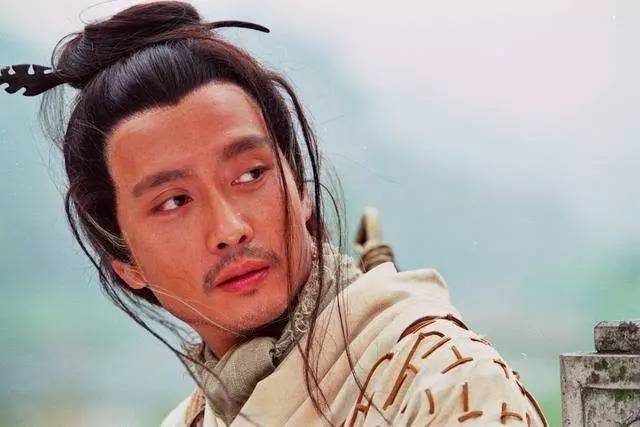 他演技超群成影帝为救小演员在大火中烧伤今沦为十八线演员