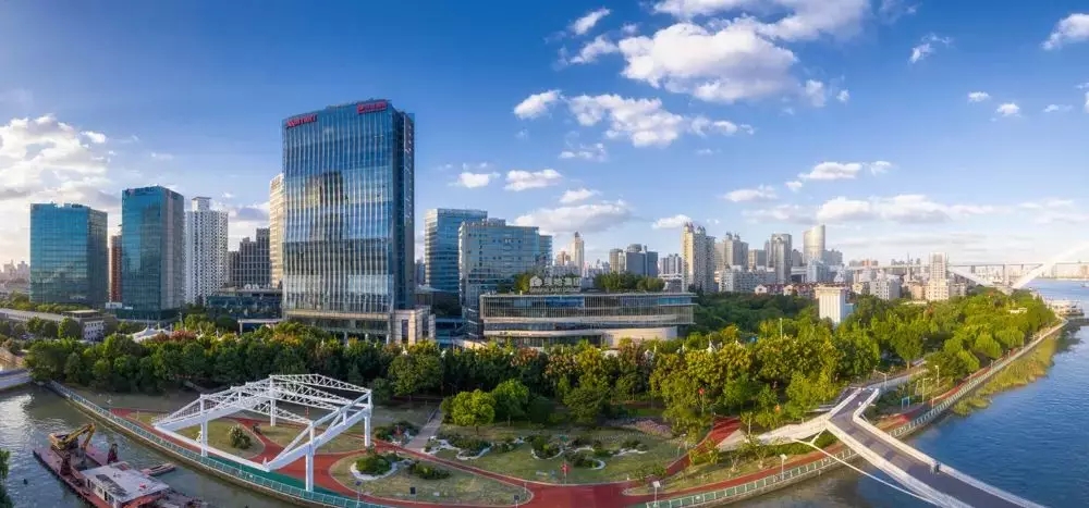 降杠杆速度超预期,盈利稳定增长,现金流稳健,土储成本低 标普再次上调