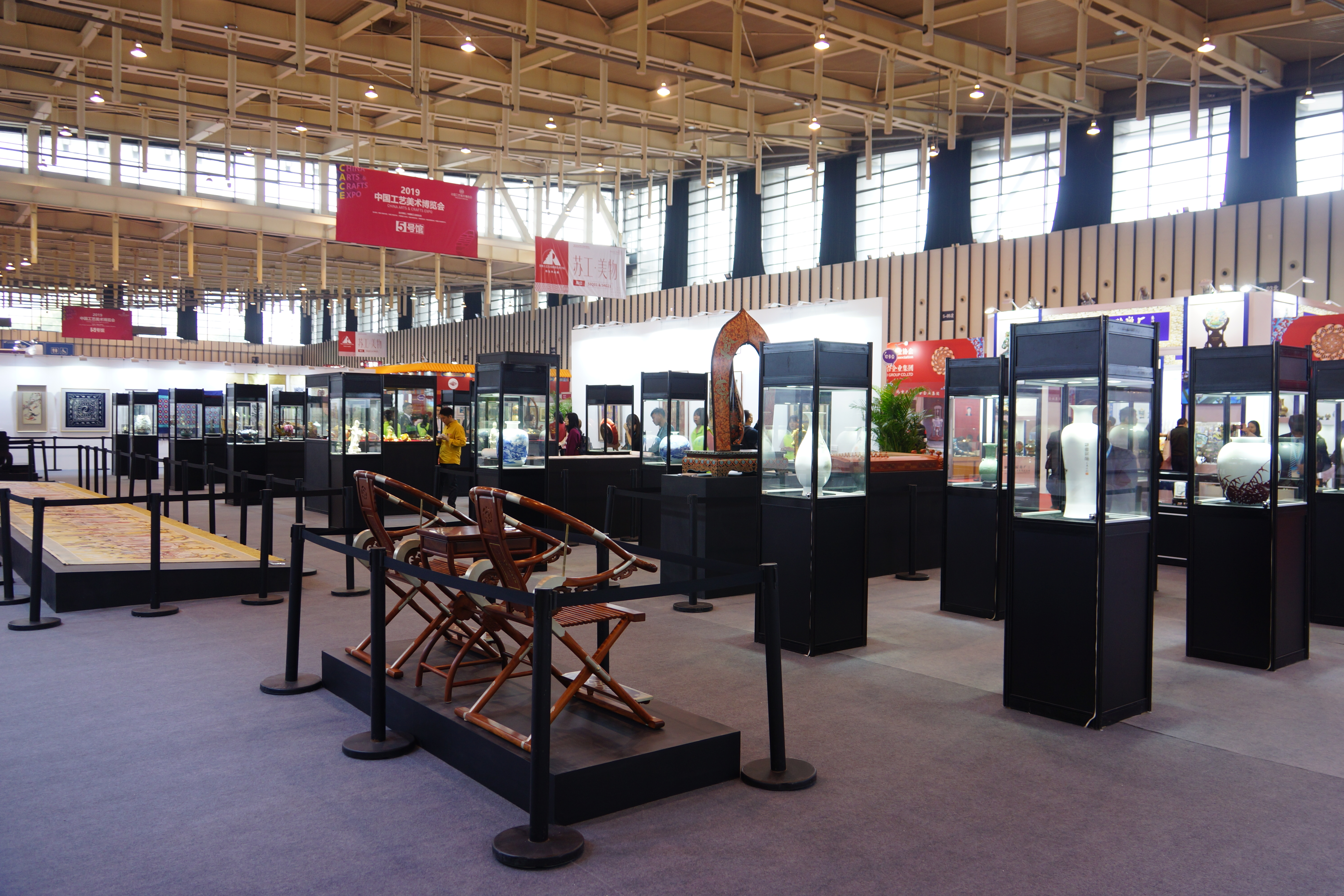 中国工艺美术大师齐聚,百件非遗精品亮相工美博览会__凤凰网