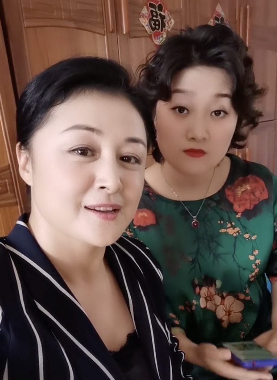 "谢大脚"罕见精致装扮走红毯,私下根本不是村妇,47岁遗憾无子