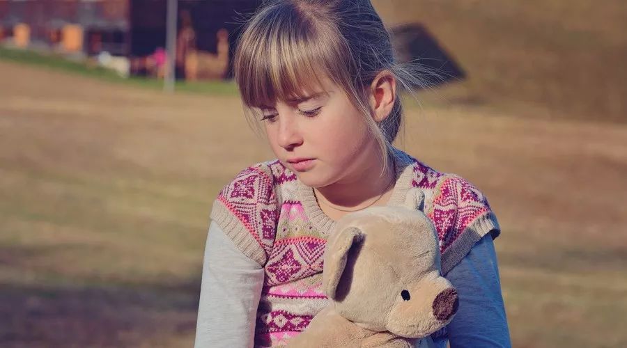 正因为这种"不注意",让小姑娘在遇到侵害时,也不知道反抗,成了只待宰