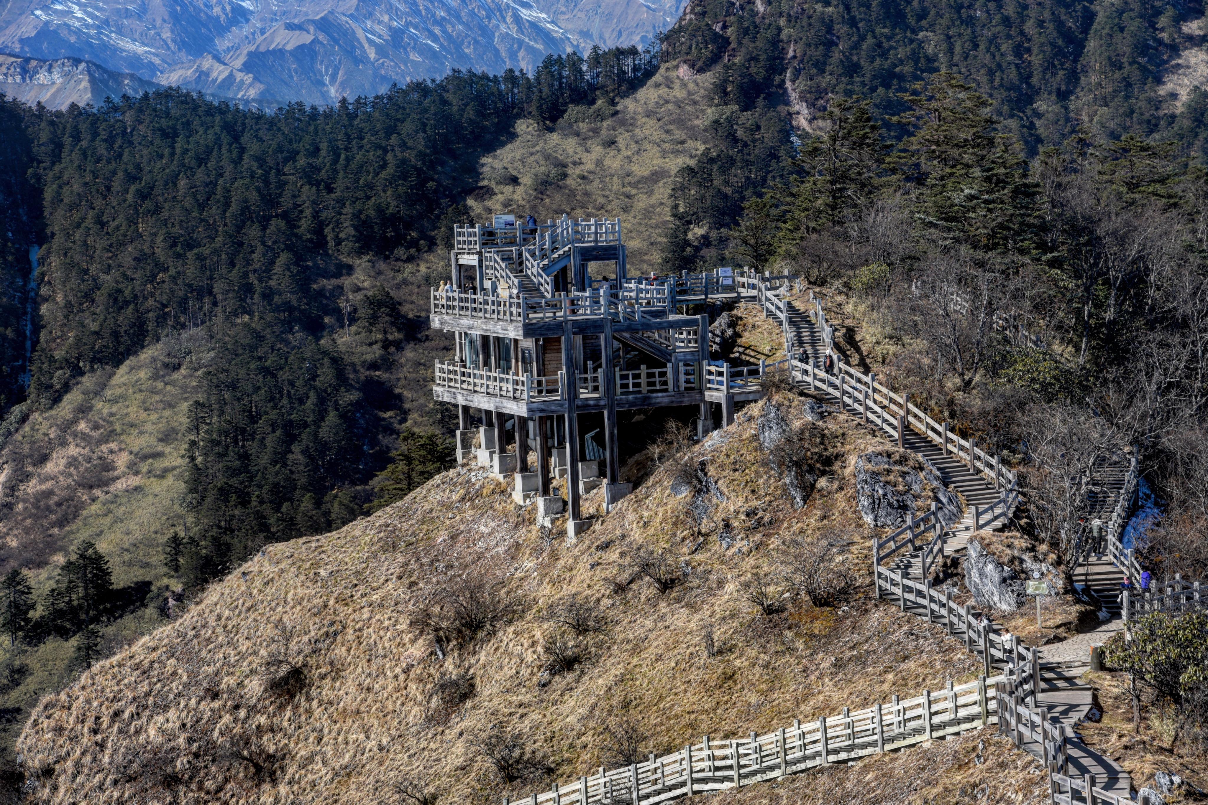 山腰漫天飞雪山顶却艳阳高照成都第一峰长这样