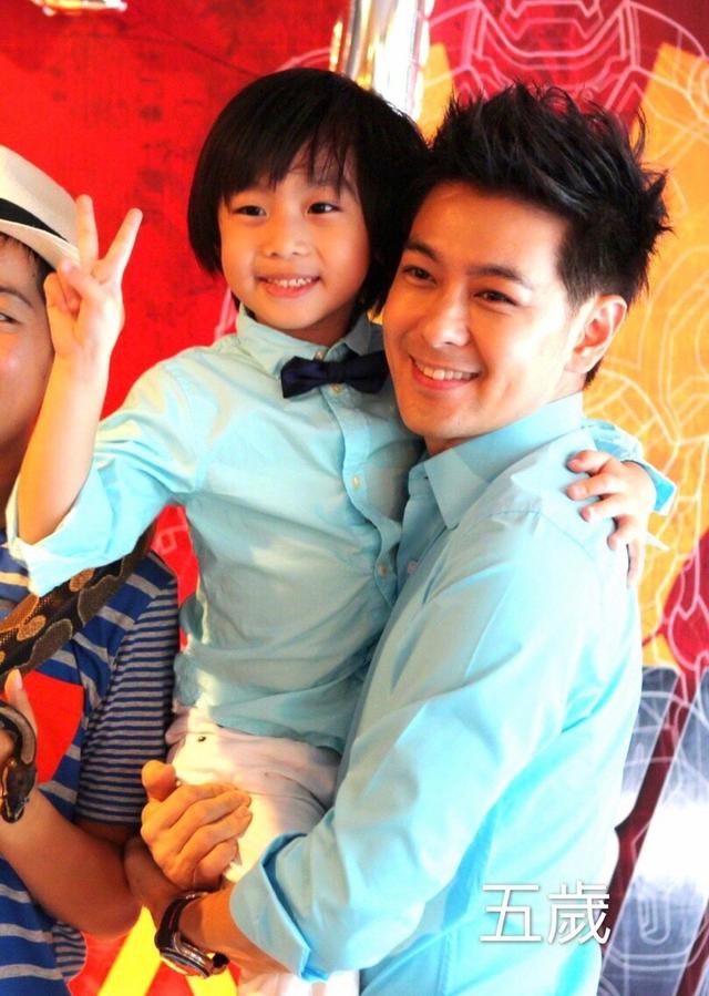 陈若仪晒母子四人同框照kimi身高超妈妈肩膀姐弟既视感