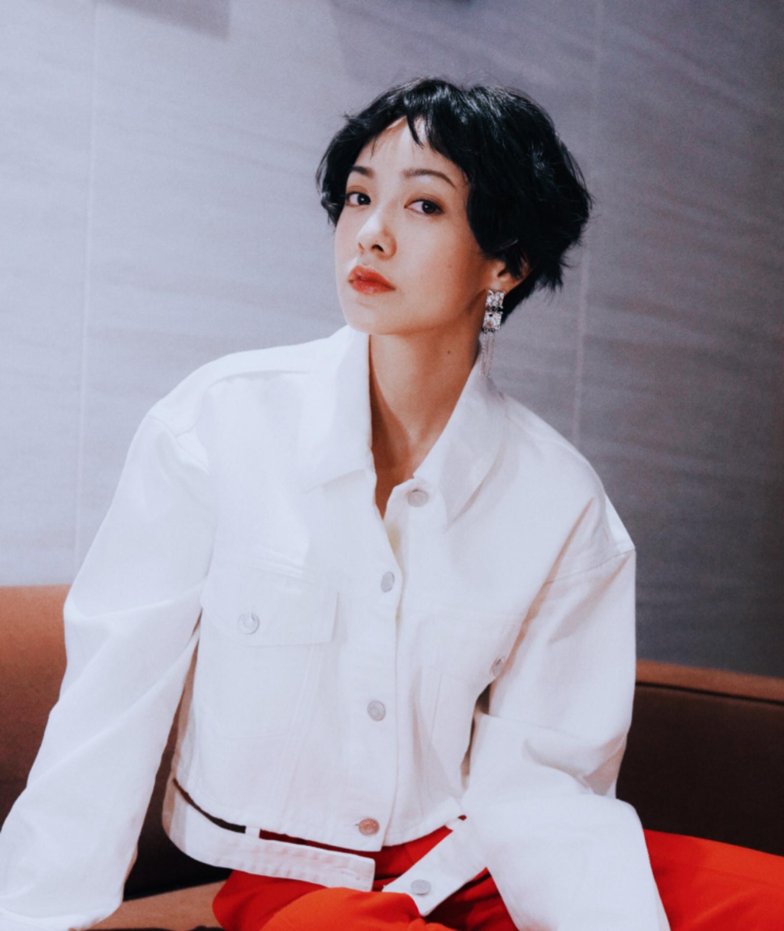 郭采洁式的穿搭了解一下复古又个性这感觉很独特