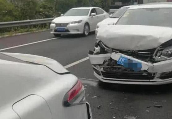 除此之外,此前大众迈腾对撞现代伊兰特的交通事故也让大家啧啧称奇.