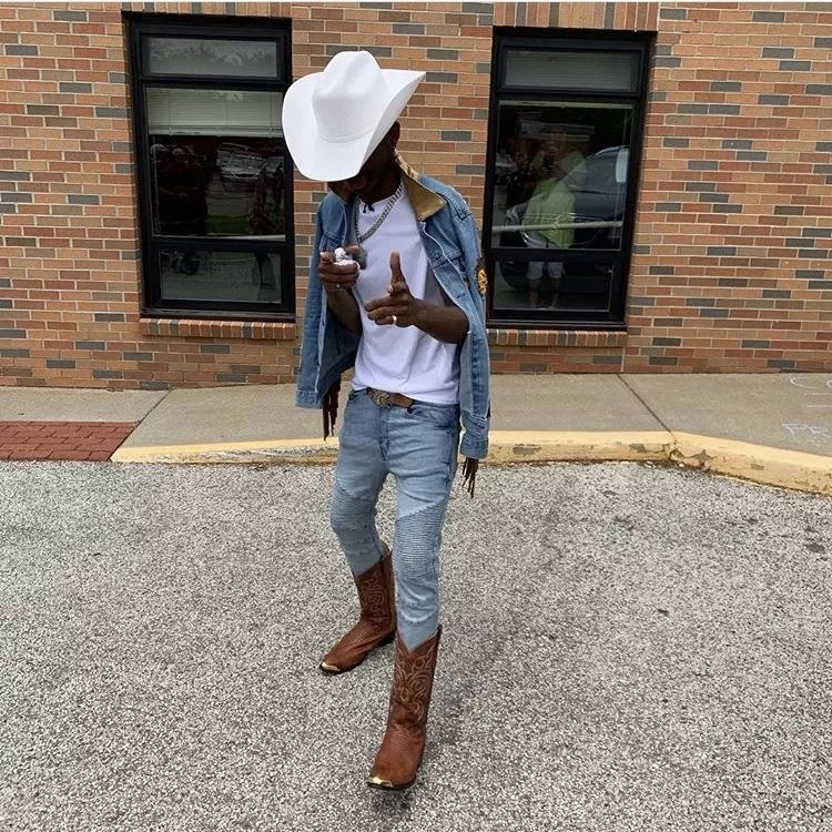 图源于网络lil nas x的装束就是典型的现代牛仔打扮,方巾,牛仔帽,牛仔