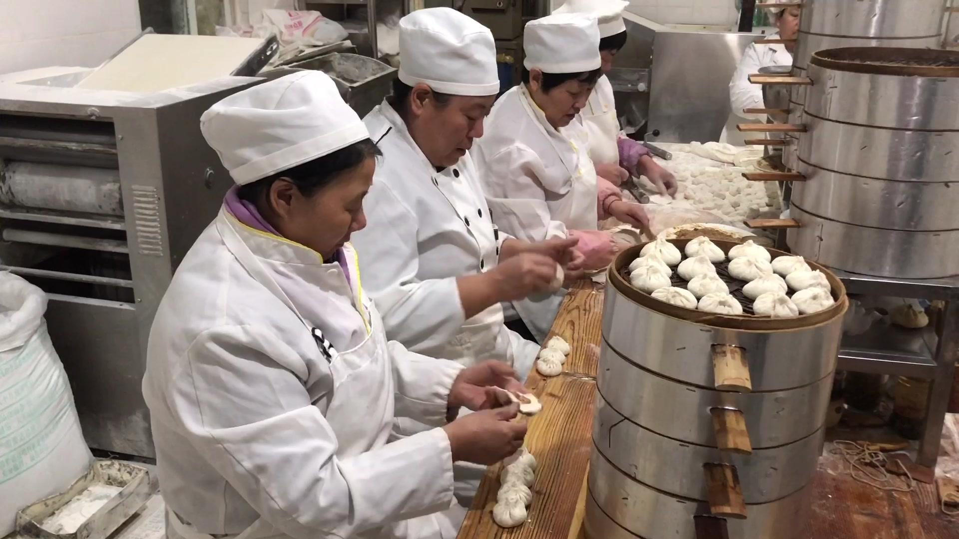 济南一天卖出30000个包子的老牌网红包子铺后厨长啥样