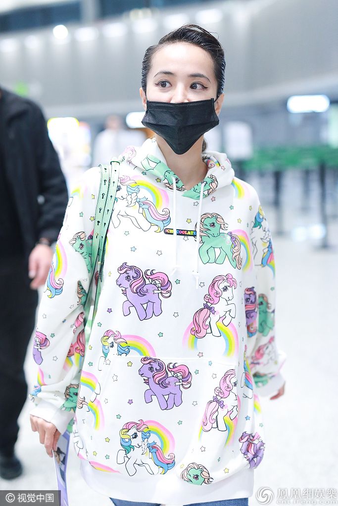 39岁蔡依林梳油头戴口罩难掩霸气穿印花卫衣秒变小仙女