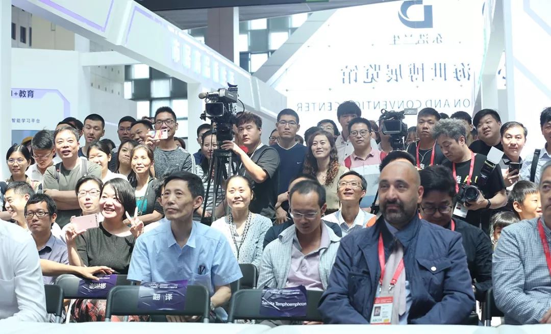 AI科技嘉年华登陆2019世界人工智能大会,这些表演让观众来不及鼓掌__凤凰网