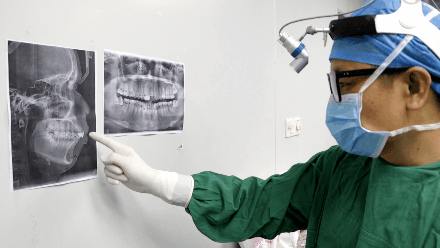 再对牙齿进行后移,下巴前移的手术方式……"广大口腔精准正颌中心的