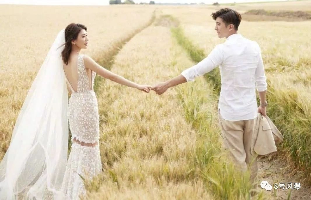 何润东则带着老婆林姵希来到沙漠,一席红裙相映成趣.